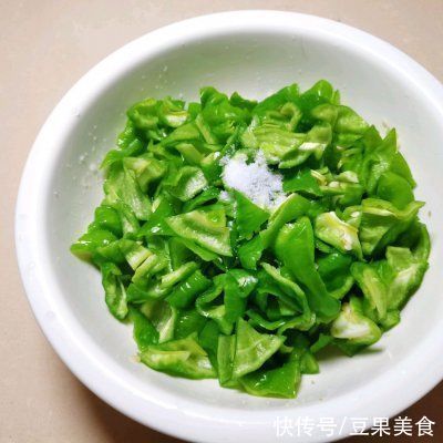 卵磷脂|低脂减脂不长胖，青椒炒蛋脆绿关键～记得这个步骤加点盐
