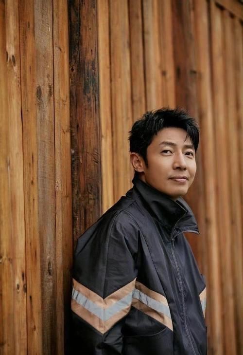 身体|撒贝宁做饭被摄像机砸头！痛到身体蜷缩捂头，大笑掩盖疼痛