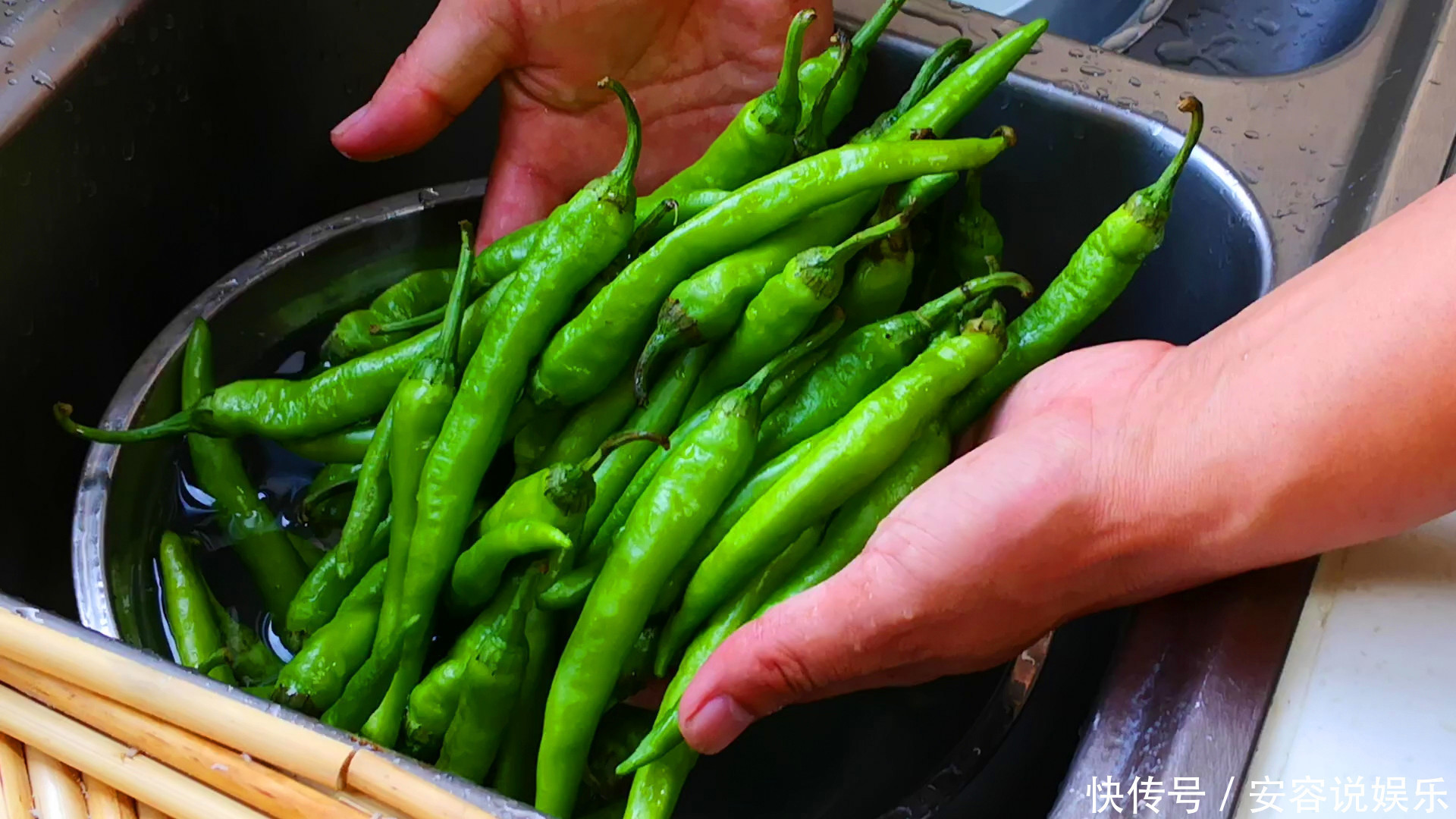 吃肉|腌辣椒别只会加盐了,教你秘制腌法,我家隔三差五做,比吃肉还香