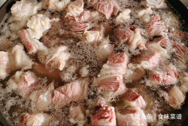 炖牛肉时,只需加入一勺特殊食材,牛肉软烂鲜香没腥味,百试百灵