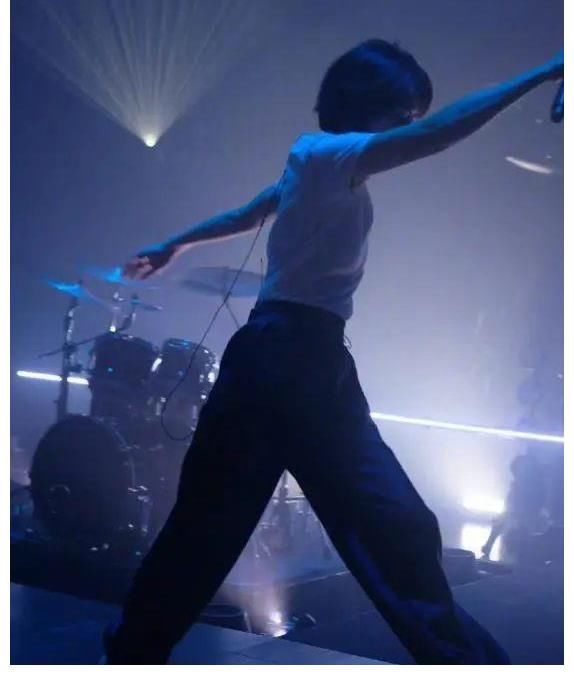 天黑黑|爷青回!她是00后眼中的“冷门歌手”,开直播仅16分钟点赞过亿