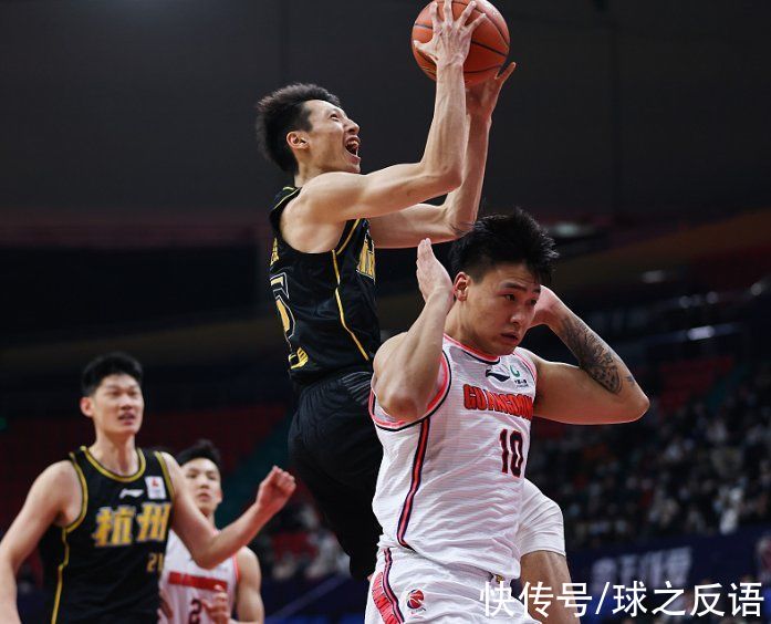 广厦|CBA争议吹罚，裁判明显偏袒广东胡明轩，解说沉默1分钟什么也没说