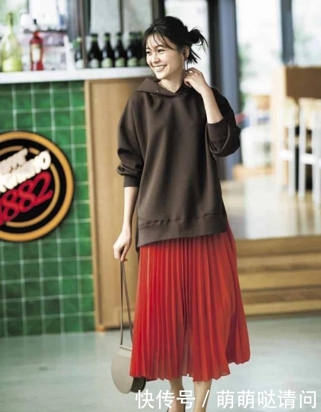 完美|日本女性真爱美,哪怕天冷依旧穿裙装,完美诠释秋季浪漫