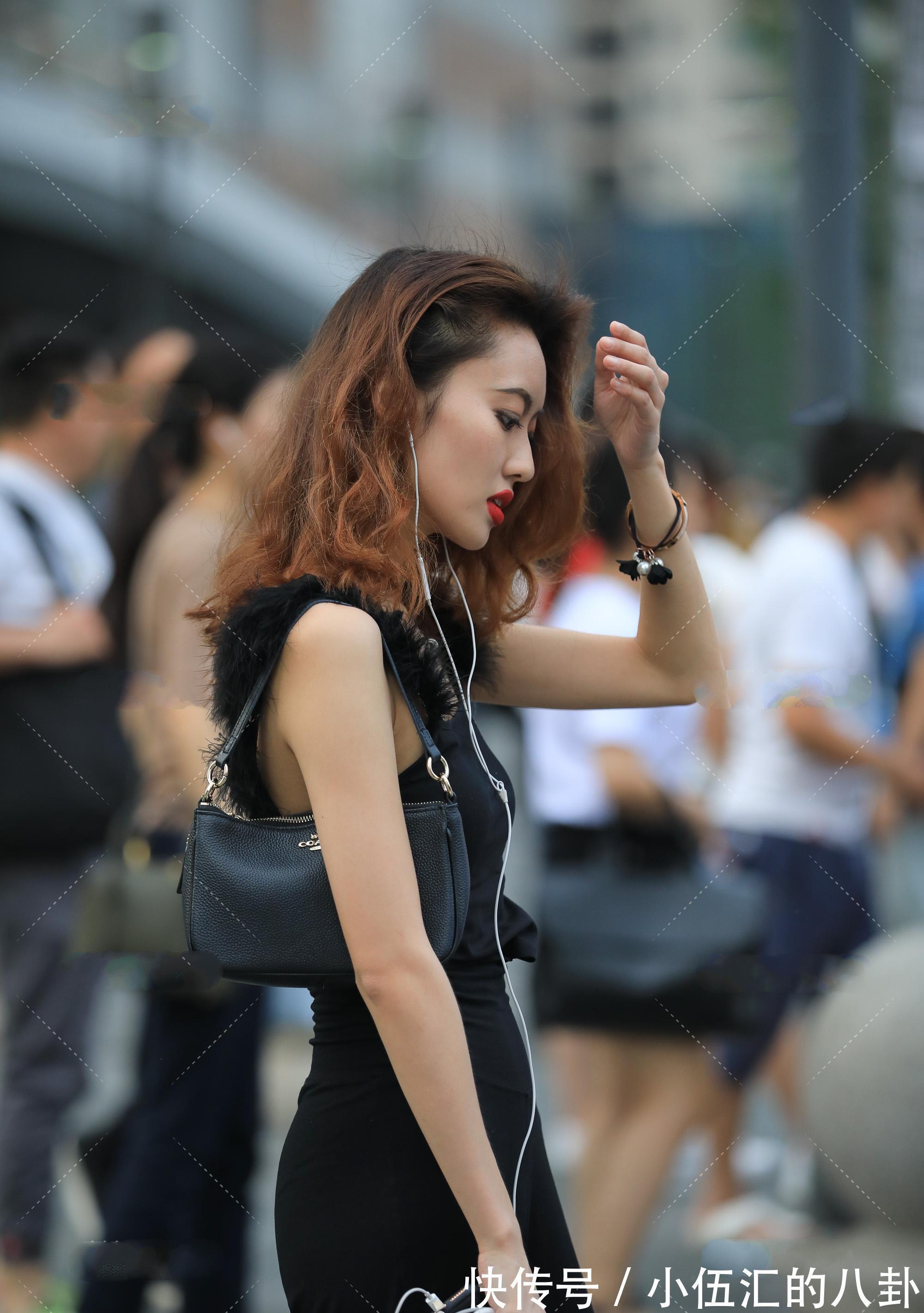 穿搭 夏日漫漫,依然挡不出小黑裙的美,吊带的款式穿出清凉又显瘦的美