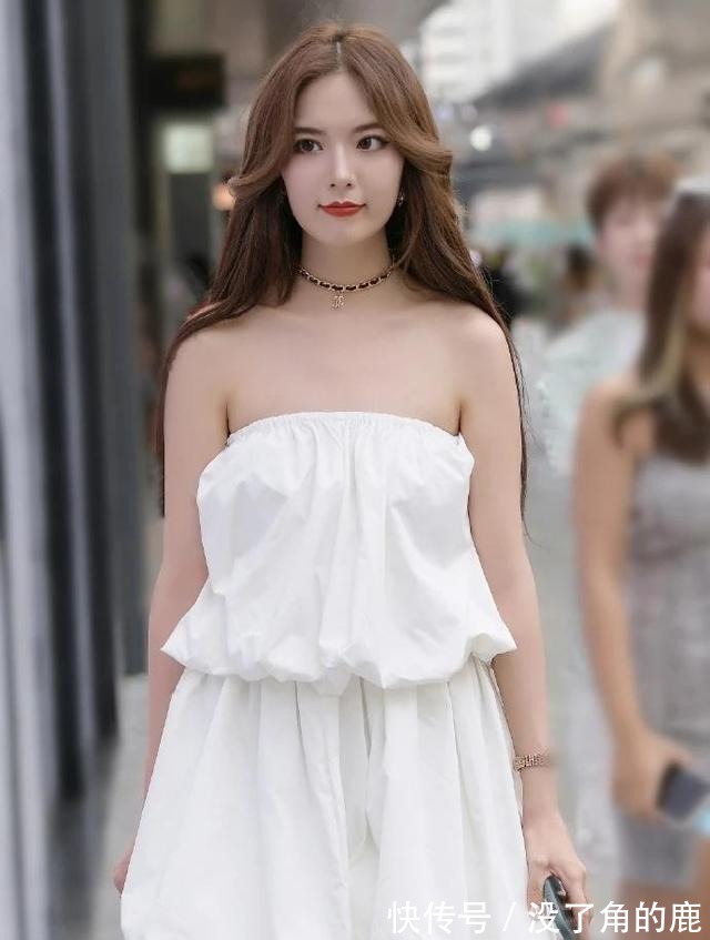 露肩|小姐姐穿着一袭白色连衣裙惊艳众人，优美大气，尽显傲人身材