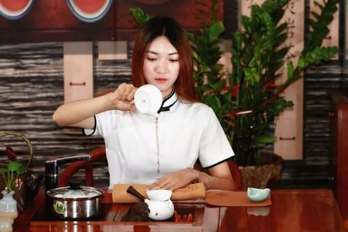 法宝|茶叶水洗脸能美容？原来茶叶是天然、健康、经济适用的护肤法宝！