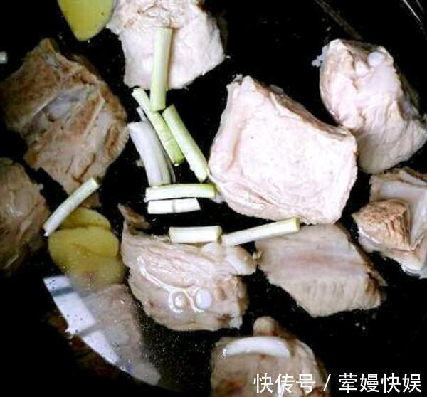 为啥排骨焯水后又腥又柴大厨说了后才知道,原来是用错水了