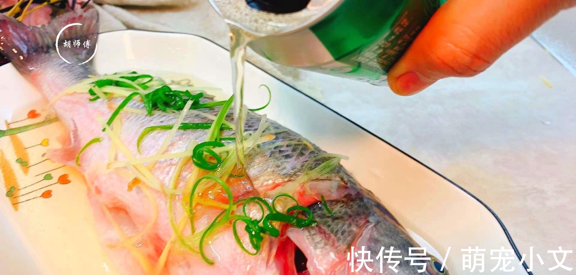 清蒸鱼时，有人放盐，有人放生抽！厨师长：都不对，教你正确做法