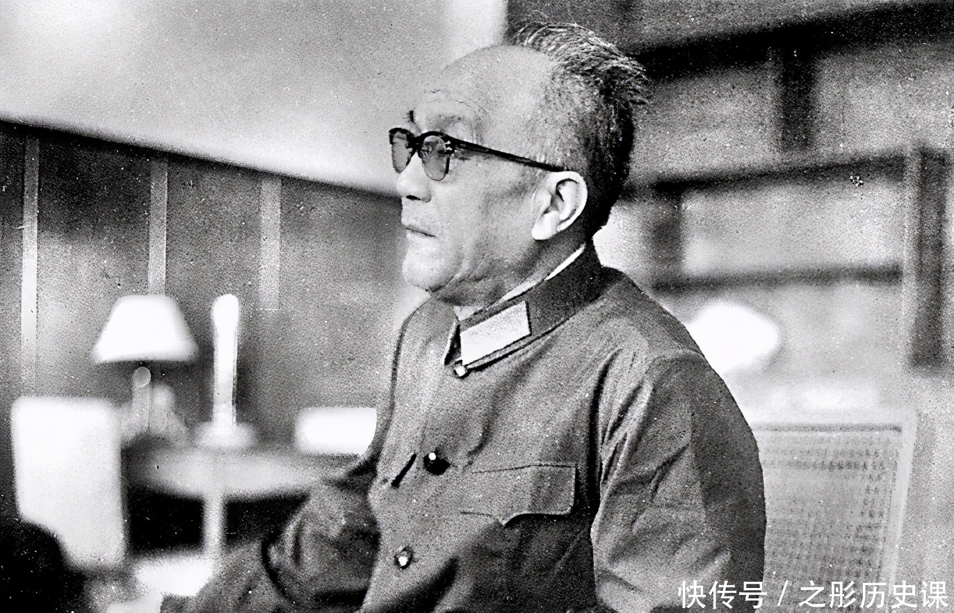 降职|他因为敢于直言,十次被降职撤职,从师政委降到了一名普通战士