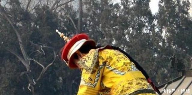 康熙拜孔子不愿下跪, 大臣遮住墓碑上一个字后, 他立即跪下!