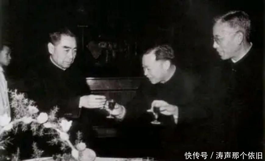 此人被同学取绰号, 父亲知道后把绰号改真名, 如今这名字家喻户晓!