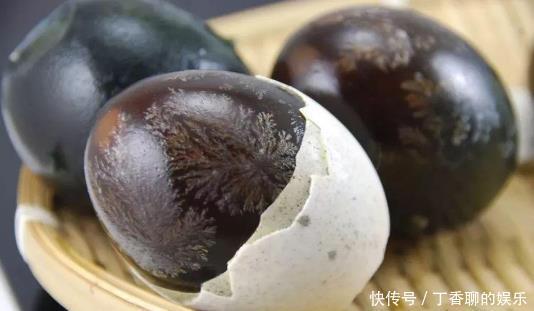 做凉拌皮蛋时,调料别弄错,有3种调料不可少,吃着不涩口香喷喷