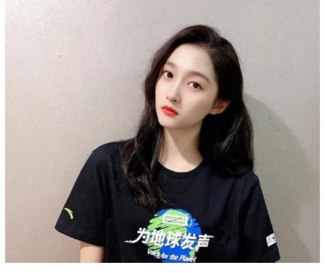 关晓彤拍戏被吐槽像大爷遛弯,剧组演员为其发声,怒斥喷子截黑图