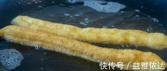油条最简单的做法，不用泡打粉，加上它，个个空心又酥脆，太香了