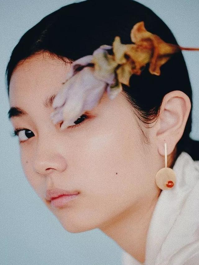 女生|这些韩国女星的“明艳系”妆容,太适合扁平脸女生参考了