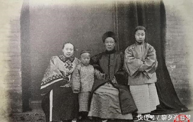 盔甲|晚清老照片女子穿全副盔甲 僧人地位如二品官员