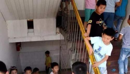 楼梯|两孩子同时摔下楼梯,妈妈先拉住自己孩子的手,对方家长:真自私