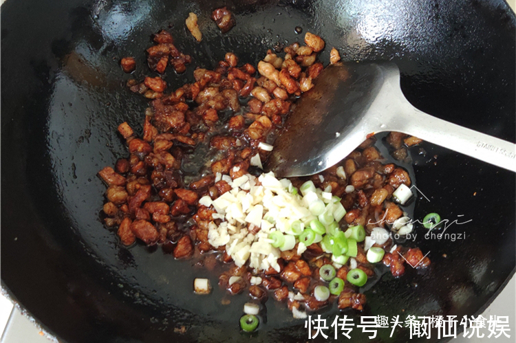 好吃|面条和茄子一起做，原来如此好吃，我家隔三岔五做，每次吃光光