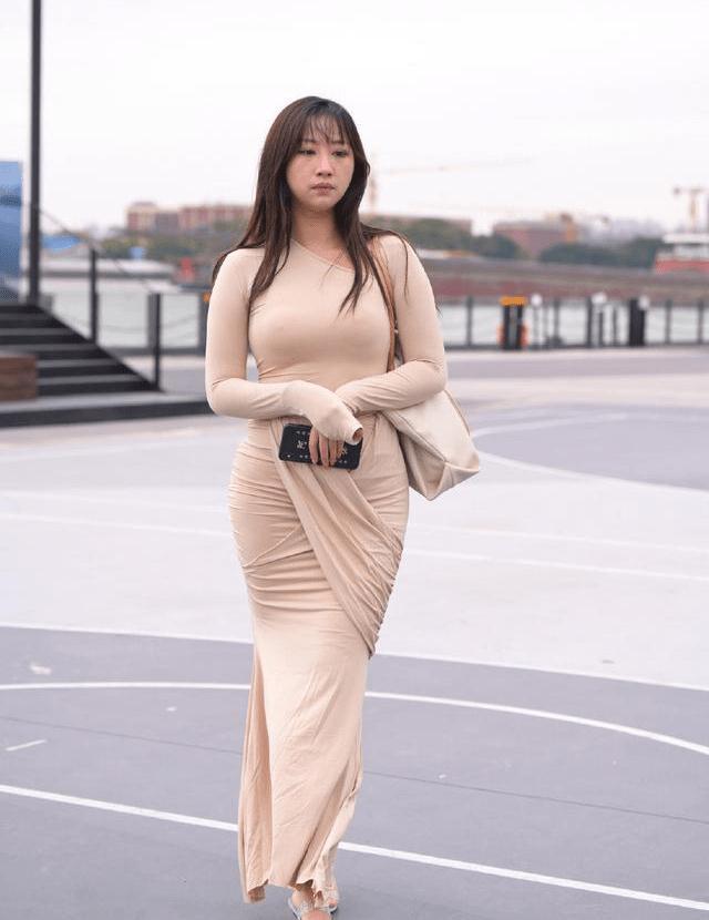 显瘦 修身显瘦的长裙,不仅时尚,还可以凸显迷人身材