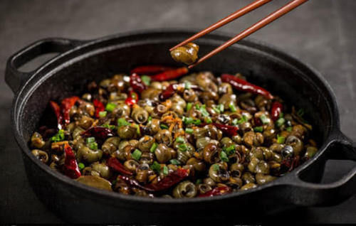 做爆炒田螺，别直接炒，先这么做，田螺洗得更干净，肉一吸就出来