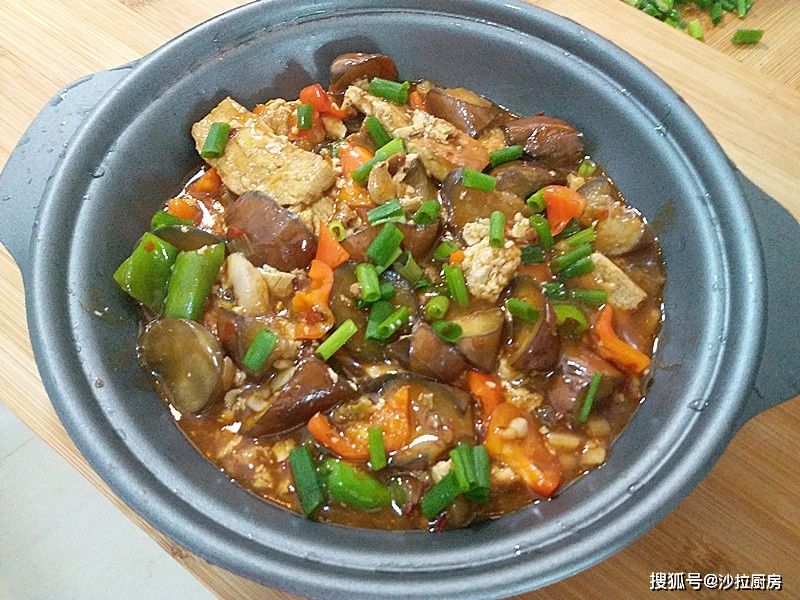 1元豆腐，1个茄子，不放肉比肉还好吃，用汤汁拌饭好吃惨了