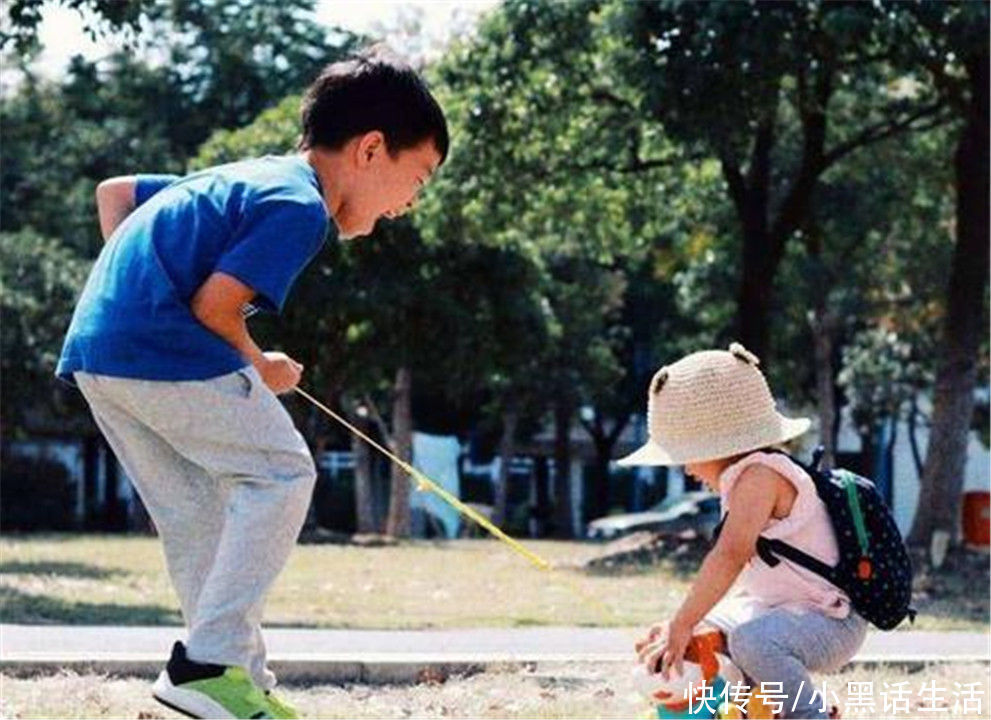 二胎时代|哥哥送小20岁妹妹去幼儿园,出门前拾掇自己:不潮会被当成她爸