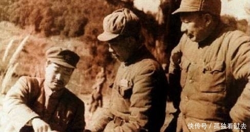 部下|军团长钓鱼,部下往水里扔了两颗手榴弹,一声爆响竟炸出白花花银子!