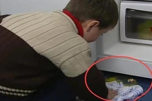 孩子打碎鸡蛋这件小事,中国保姆和外国妈妈的处理方式却截然不同