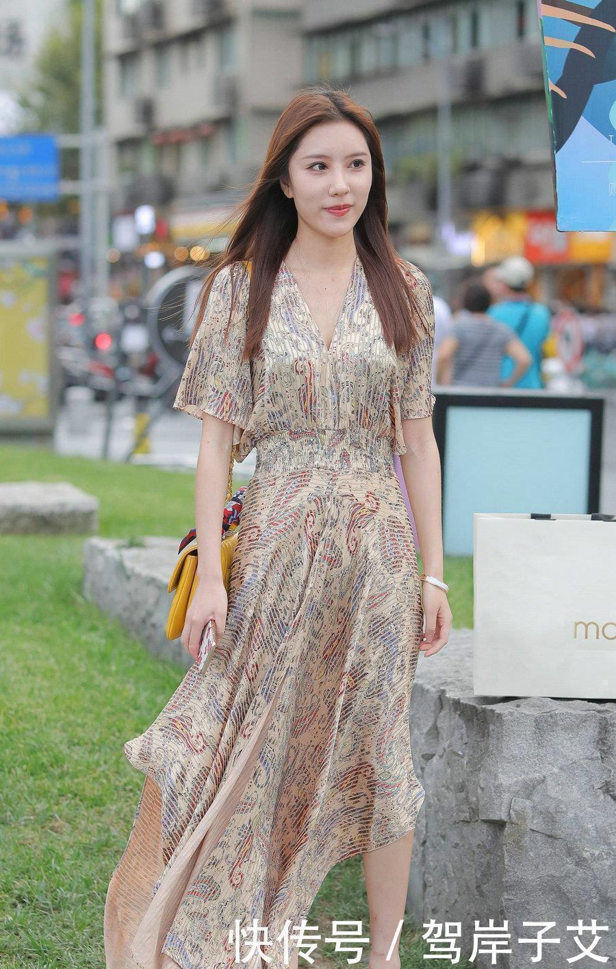 雪纺印花连衣裙搭配水晶高跟凉拖鞋,穿出清凉感,显身材又有气质