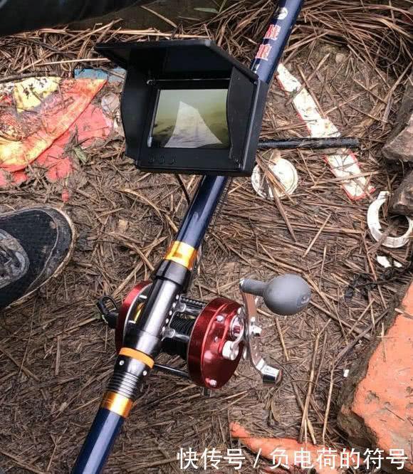 大鱼|男子在湘江用“可视化锚鱼”几十斤的大鱼接连的上岸,网友能钓光湘江的鱼