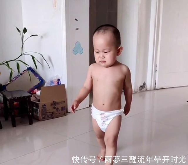 沙发|萌娃半夜不睡被妈妈赶下床,宝爸幸灾乐祸躺沙发儿子,爸懂你