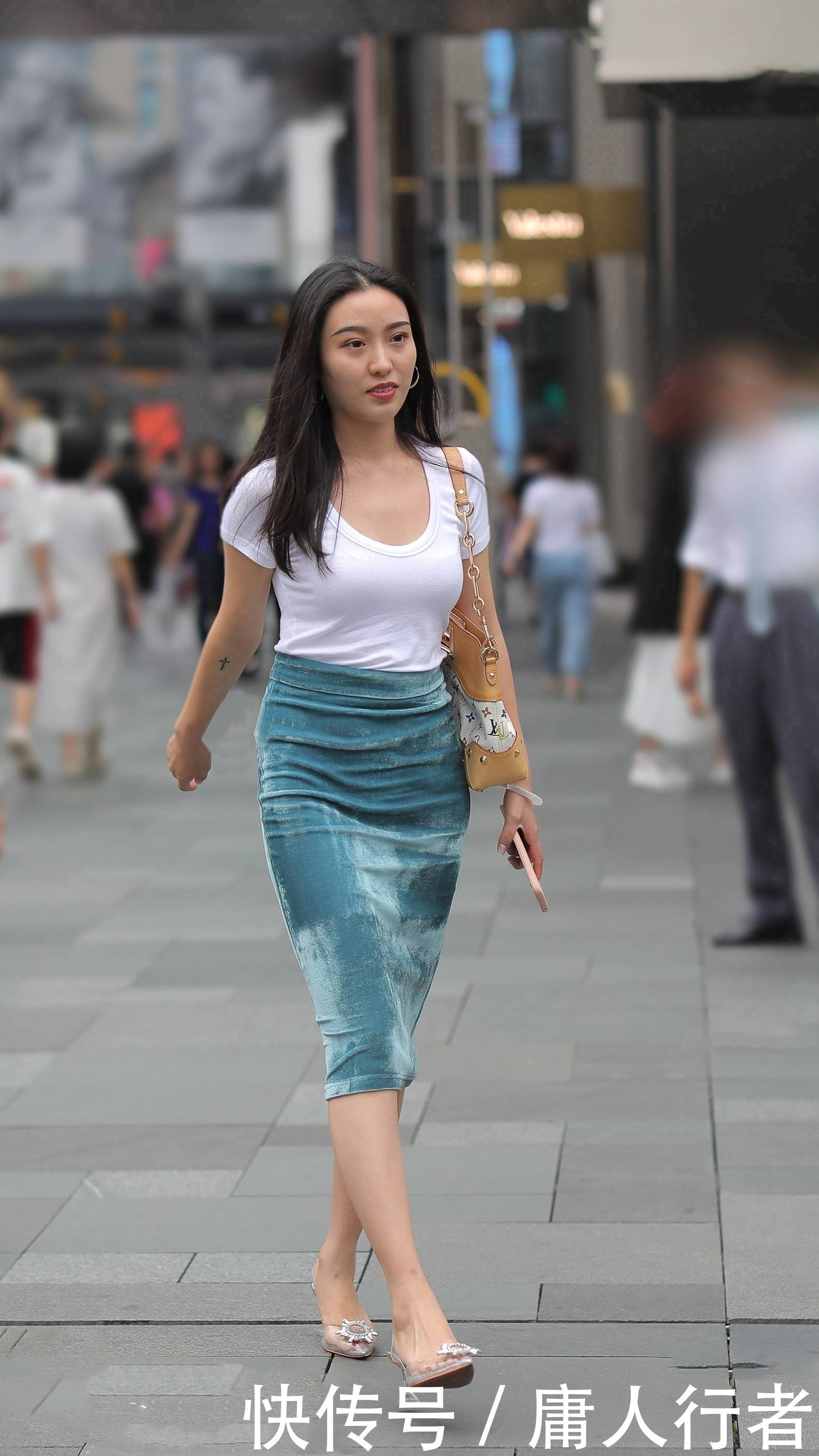 丝绒|白色T恤搭配蓝色天鹅绒裙和水晶高跟凉鞋,尽显知性优雅