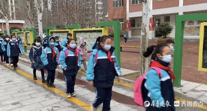 开学啦！聊城市东昌府区光明小学学生们陆续走进校园