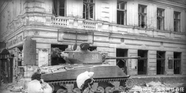 德军|1945年苏军旧照,高射炮当榴弹炮,炮口抵在德军面前轰击