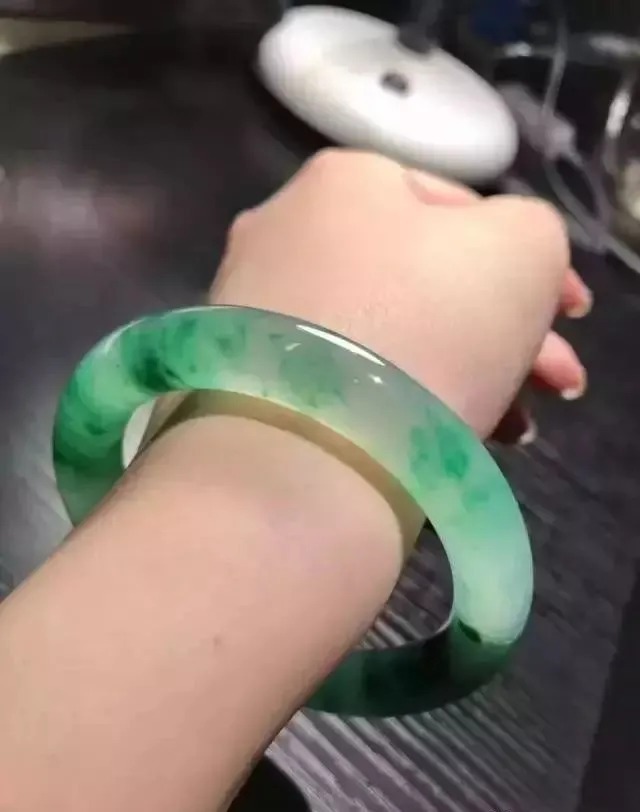 玉镯|手镯戴的对,年轻20岁,中国女人一定要有一只玉镯!