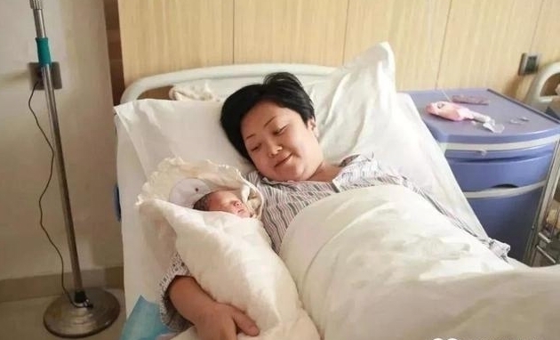 无氧运动|90后“最霸气”产妇火了,顺产完直接下床走回病房,网友佩服