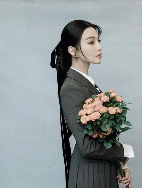 ?谁说50岁就是奶奶，这位51岁博主的减龄搭配，得体优雅、照搬简单