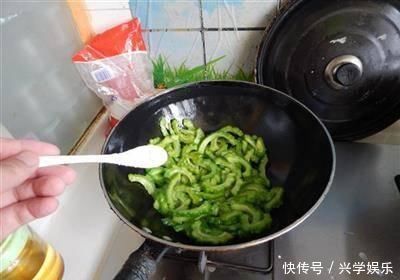 苦瓜炒肉丝是有诀窍的,这样炒苦瓜不苦,肉丝不柴,色泽翠绿好吃