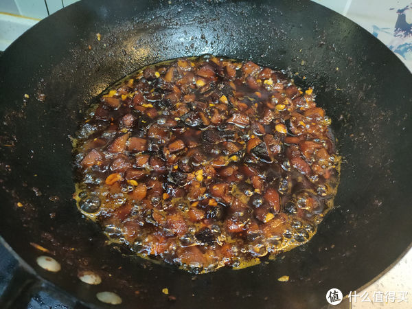 香菇酱不用买了，在家就能做，酱香浓郁无添加，拌米拌饭都合适