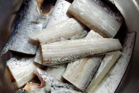 腌制|炸带鱼裹面糊？难怪出锅回软快，教你1招，带鱼外酥里嫩不回软