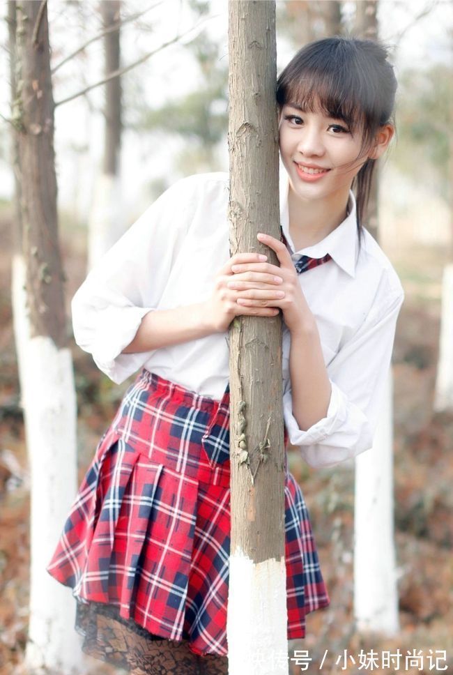 蕾丝|百褶的裙摆加入黑色蕾丝的点缀,甜美性感,减龄又时尚