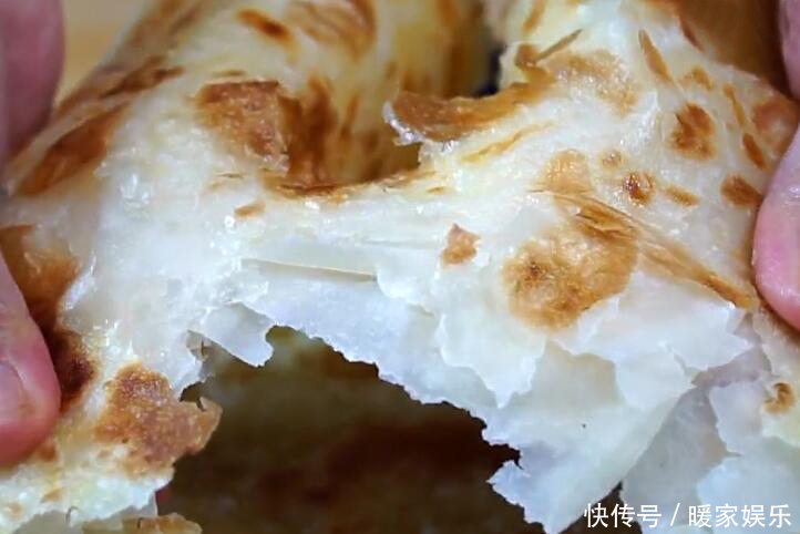 烙饼时,不要傻傻只放油,面点师教你一招,饼柔软起层又筋道
