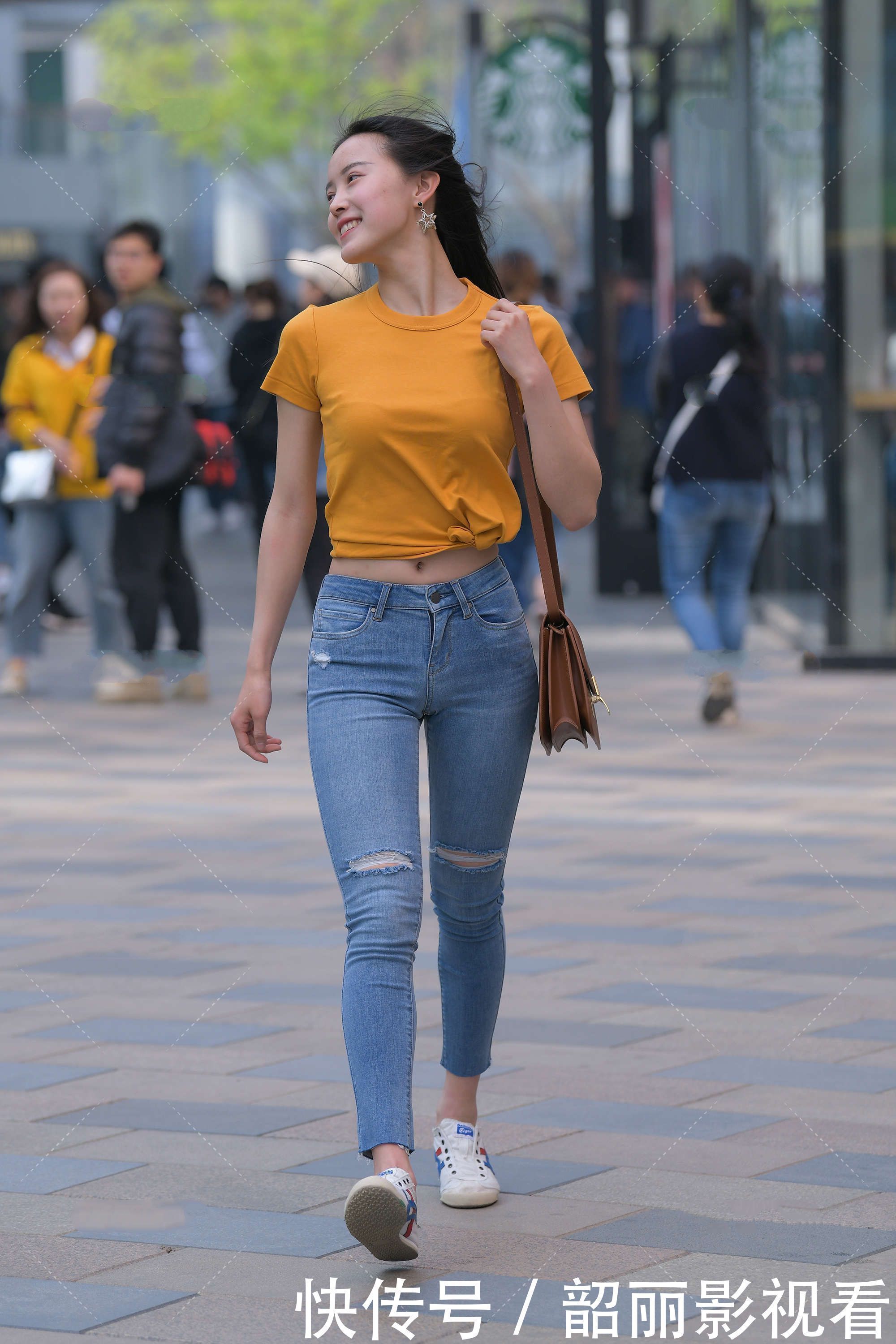 小姐姐 活力满满橙色T恤,搭配浅蓝牛仔裤,营造纯真青春感