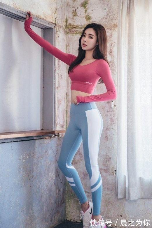 美女 穿修身显瘦的打底裤,柔美中带着性感的气息,让你秒变时尚女神!