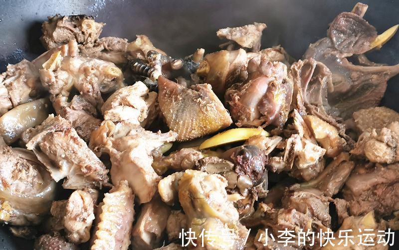 炖鸡要不要先汆水？看看步骤就懂了，炖的不好吃是因为少了这步