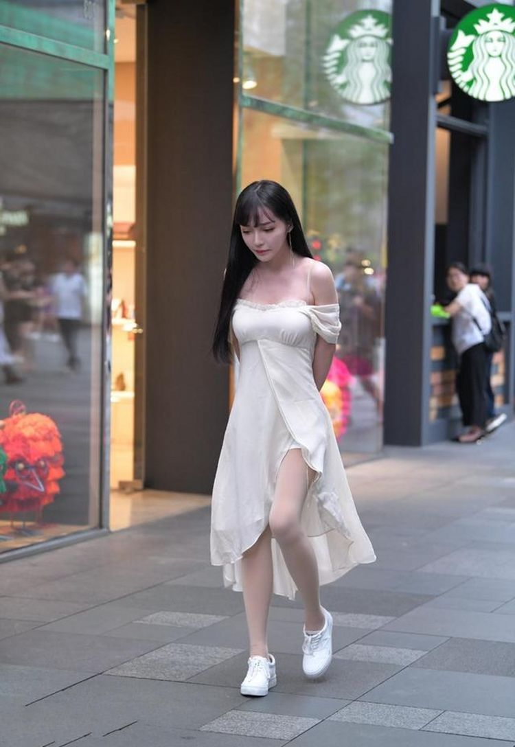 街拍|街拍美女:小姐姐一袭甜美“樱花装”搭配红色鳄鱼包,养眼的时尚