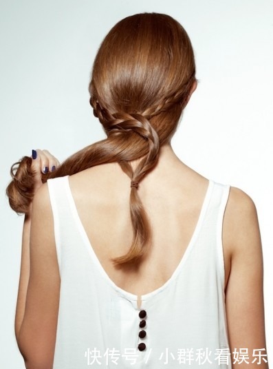 不再无聊的低马尾！两款浪漫低发尾发型教学