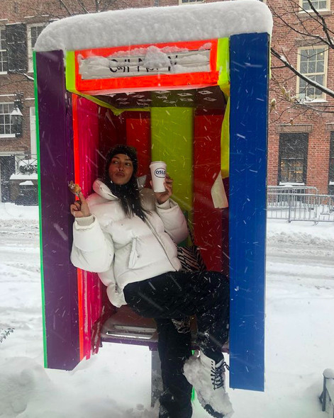 超模伊莲娜“盘腿躺”真稀奇! 穿深V开衫秀前凸后翘, 厌世脸绝美