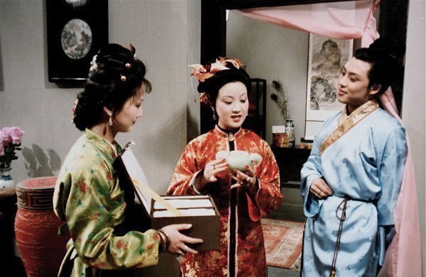 王夫人|贾母真没替鸳鸯打算吗?她对王熙凤开的玩笑,透露了内心想法