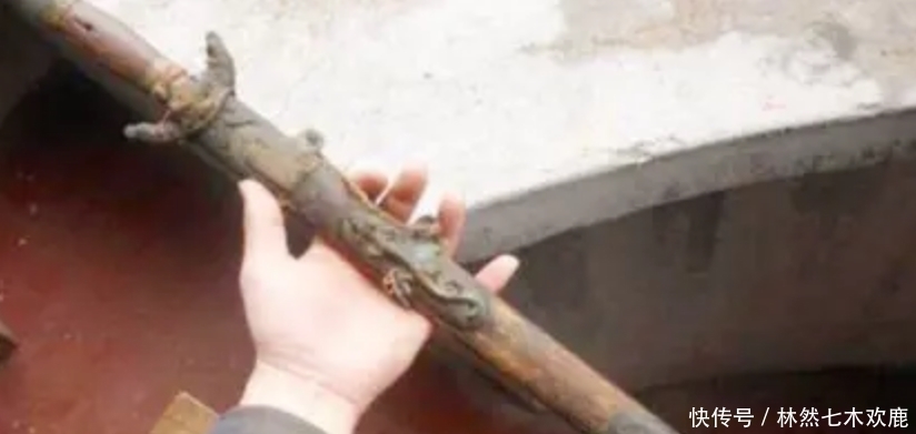 老人捡到一古董宝剑,鉴定完劝其上交,他却磨成菜刀专家心痛不已